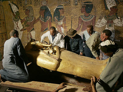 Der Deckel des vergoldeten mumienfrmigen Sargs des Pharaos wird angehoben. 